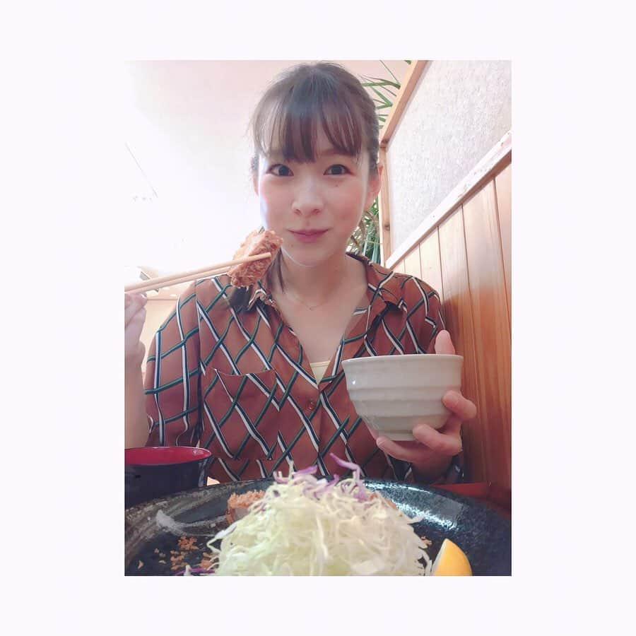 酒井瞳さんのインスタグラム写真 - (酒井瞳Instagram)「#よかばん #かつ源 の店長さんがもう本当に太っ腹すぎてとんでもない視聴者プレゼントゲット！！！笑 ぜひこの機会に行くべし！というか私も行きたい！！！ 店長素直すぎて指した方向いちゃう人説w ステキな店長さん！ ありがとうございます(^^) 黒豚の #とんかつ 美味しくてロケ終わっても一人でもぐもぐ食べてました。笑 キャベツ ご飯 お味噌汁 おかわり自由！幸せ！！！ #肉祭り #肉 #UMK #宮崎 #宮崎県 #グルメ #食べるの好きな人と繋がりたい #幸せ」6月19日 11時13分 - s.sakaihitomi