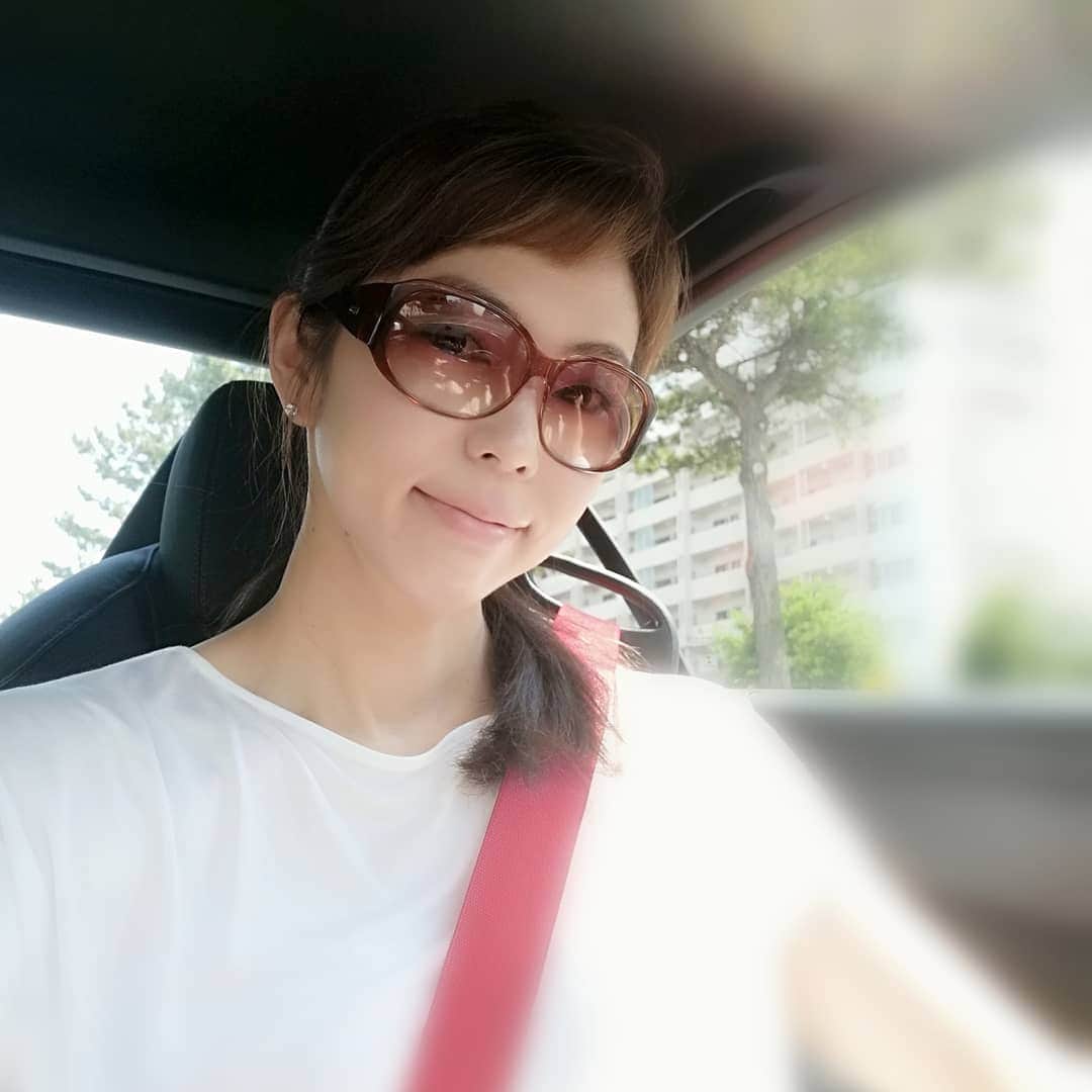 のインスタグラム：「おはよう！今朝は愛車を車検に。で、もちろん帰りは代車…慣れない車は運転しづらい…早く帰っておいでー、#愛車 　#slc 　#代車生活 　#朝は気持ちいい」