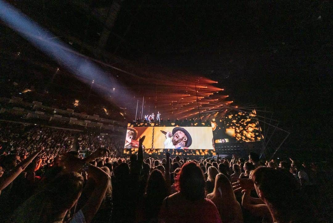 backstreetboysさんのインスタグラム写真 - (backstreetboysInstagram)「Thank you London for not just one, but TWO insane shows! #BSBLDN #DNAWorldTour」6月19日 11時21分 - backstreetboys