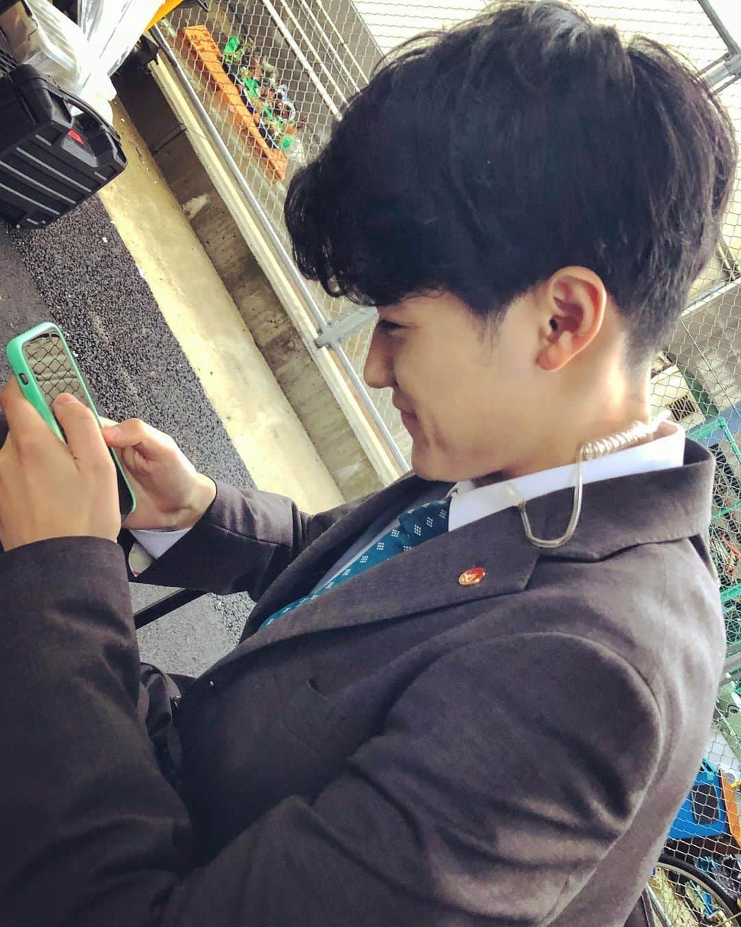 宍戸開さんのインスタグラム写真 - (宍戸開Instagram)「スマホに夢中のショウくん❗️ SNサーガ🍓最終日にて…。 #木曜 #よる #１０時 #ストロベリーナイトサーガ #二階堂ふみ #亀梨和也 #葉山奨之 #宍戸開 #中林大樹 #江口洋介 #宮川一朗太 #要潤 #ブルーマーダー  #誉田哲也 #共同テレビ #フジテレビ  #警視庁 #捜査一課 #姫川班 🍓」6月19日 11時22分 - kaishishido