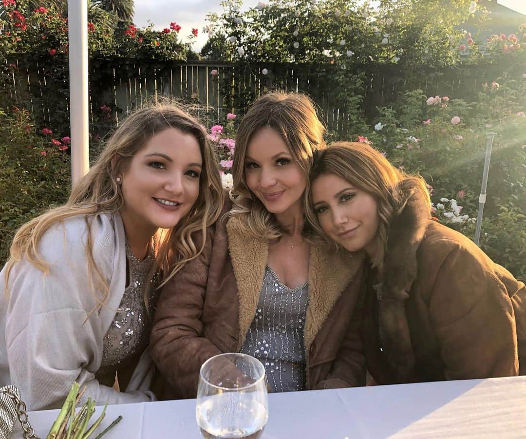 サマンサ・ドロークのインスタグラム：「Love these girls so much! Sending all my love and prayers to my sister on my right. I love you like crazy @ashleytisdale ❤️ #grateful #sisters4life」