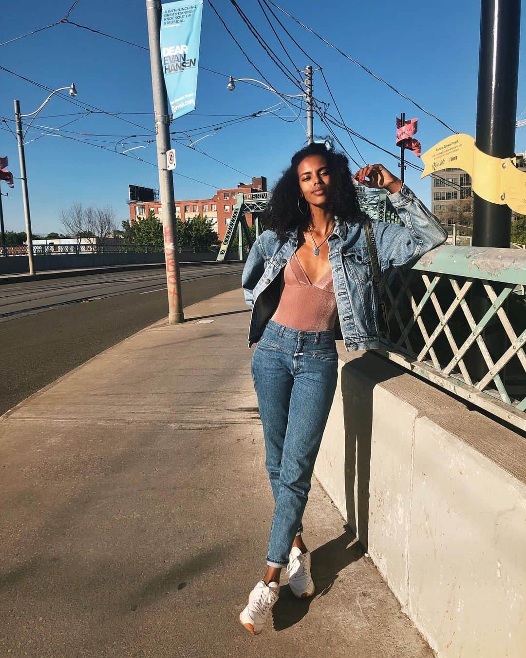 グレースマハリーさんのインスタグラム写真 - (グレースマハリーInstagram)「Swapped out of @raptors gear into a Canadian tuxedo 🇨🇦👖」6月19日 2時30分 - gracemahary