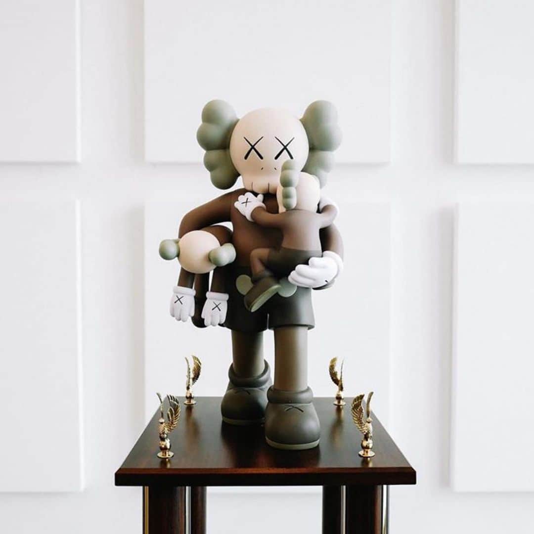 KAWSONEさんのインスタグラム写真 - (KAWSONEInstagram)「#Repost @cfda ・・・ Love Ball III is a week away, and we’re hyped about the custom one-of-a-kind trophies by world famous artists, including this amazing piece from Brian Donnelly (KAWS) that really speaks for itself. Link in bio to view them all! #LoveBall3 #KAWS 📷: @bfa -」6月19日 2時37分 - kaws