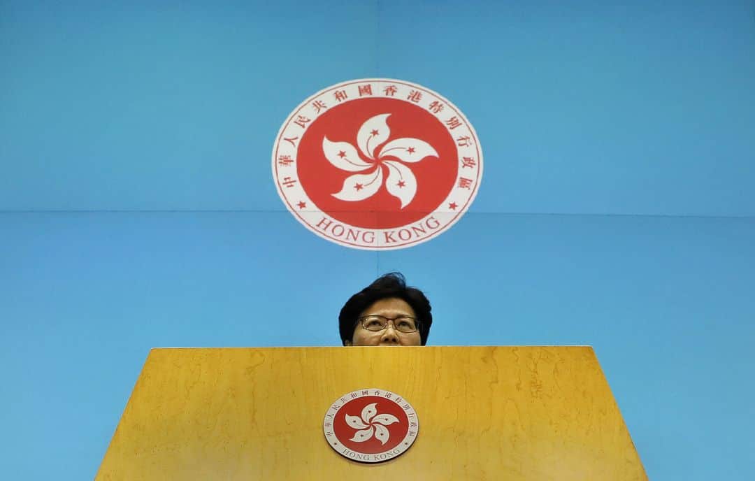 ルモンドさんのインスタグラム写真 - (ルモンドInstagram)「« Je présente mes plus sincères excuses à tout le peuple de Hongkong. » Tout en excluant de démissionner, la chef de l’exécutif de la région administrative spéciale chinoise Carrie Lam a tenté une nouvelle fois, mardi 18 juin, de désamorcer la crise provoquée par un projet de loi ouvrant la voie à des extraditions vers la Chine continentale. Si la chef de l’exécutif hongkongais a annoncé la « suspension » du projet de loi samedi 15 juin, deux millions de personnes – sur sept millions d’habitants – sont descendues dans la rue dimanche pour demander son retrait total. Les manifestants réclament désormais aussi et avant tout la démission de Carrie Lam, en poste depuis deux ans pour un mandat de cinq. Mardi, cette dernière a affirmé avoir l’intention de terminer son mandat. - Photo : Vincent Yu / AP (@apnews)」6月19日 2時49分 - lemondefr