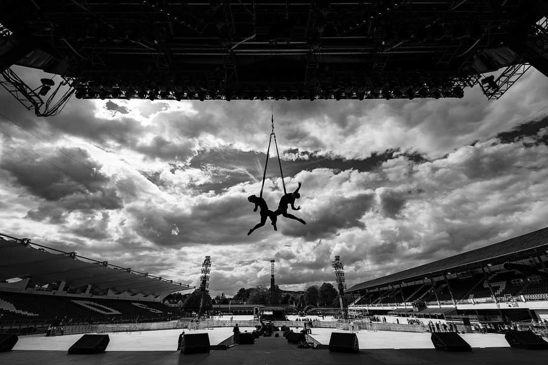 P!nk（ピンク）さんのインスタグラム写真 - (P!nk（ピンク）Instagram)「DUBLIN WE ARE SO READY FOR YOU.... #soundcheck #rigcheck #flyinghigh #hurts2bhuman #secrets #beautifultraumatour2019 #ireland photo credit : @andrewmacpherson_official」6月19日 2時48分 - pink