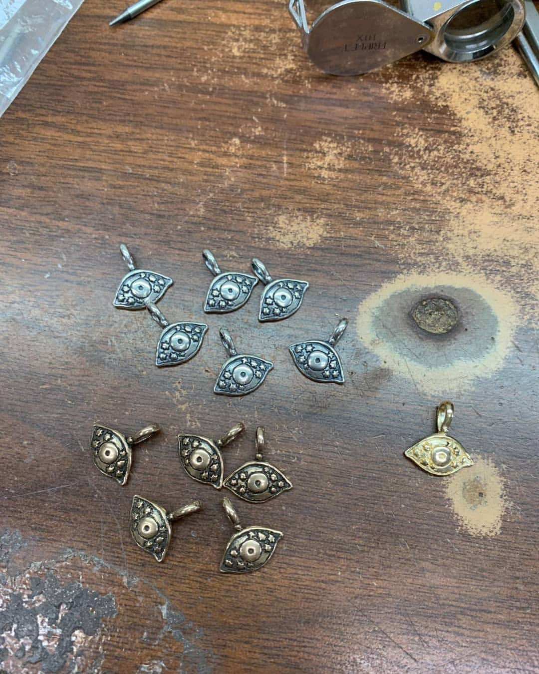 キャサリン ミッシェルさんのインスタグラム写真 - (キャサリン ミッシェルInstagram)「From the bench...the new mini Amazing Eye charm. Work in progress, I already know I want one 💗 #jewelryasmedecinecm #eyes #thirdeye #protection #om #see #awake #aware #charms #vibrant #vision #jewelry #delicate #sculptured #craftmanship #gold #preciousstones #youknowyouwantit」6月19日 2時52分 - catherinemichiels