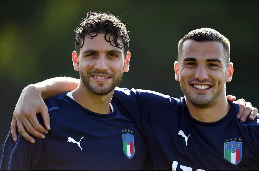 フェデリコ・ボナッツォーリのインスタグラム：「Io e mio Fratello siamo pronti ! ❤️ Domani 🇮🇹 - 🇵🇱 #Euro19 #U21」