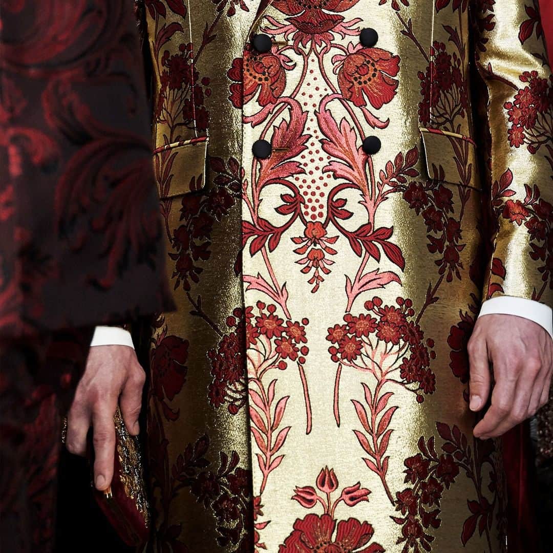 ドルチェ&ガッバーナさんのインスタグラム写真 - (ドルチェ&ガッバーナInstagram)「The decorative, hand-woven brocade of this double breasted coat added a glowing touch the #DGSARTORIA Men’s Fashion Show runway. Stay tuned for an exclusive content on @dolcegabbana_man's IGTV. #DGMenSS20 #DGFattoAMano #DolceGabbana」6月19日 3時01分 - dolcegabbana