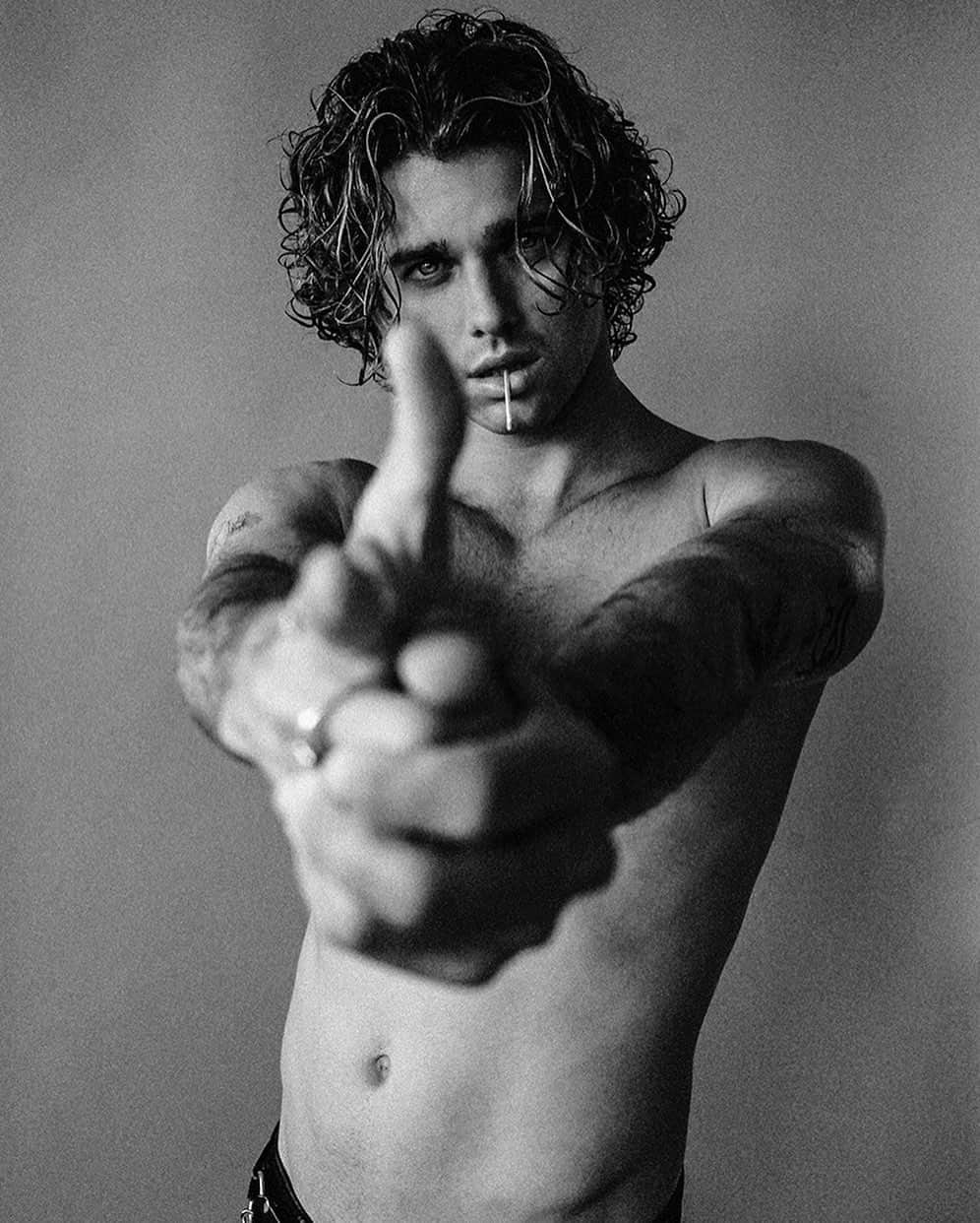 ジェイ・アルヴァリーズのインスタグラム：「I wanna fuck you up buttercup 😛❤️ @damon_baker」