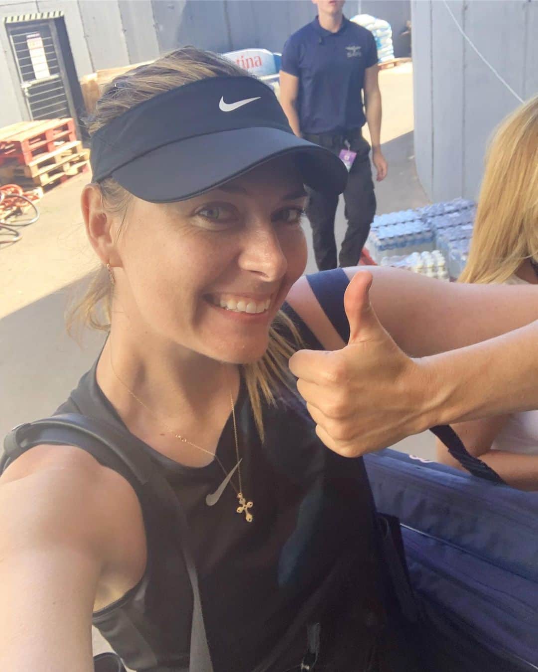 マリア・シャラポワのインスタグラム：「First match in a few months! First win on grass since 15’! This deserves a post match selfie even though I usually don’t take my phone out until after the cool down ( except to message mama 😊) . 🤸🏼‍♀️😘」