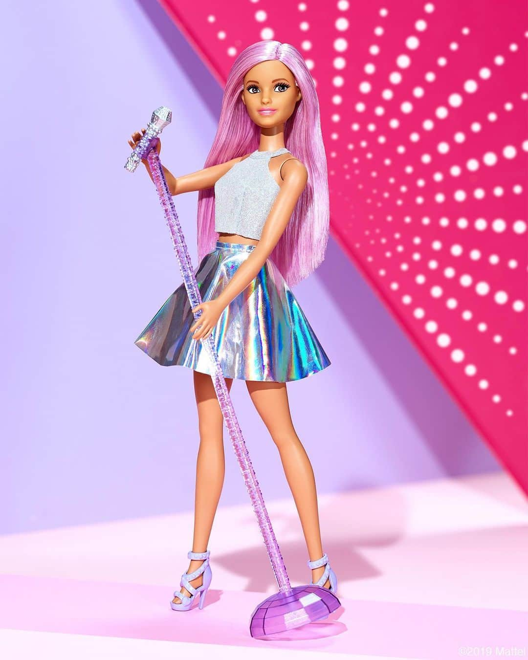 バービーさんのインスタグラム写真 - (バービーInstagram)「Grab the microphone and share the spotlight with the #Barbie Pop Star Doll! 🌟🎤 What song will she perform first? #YouCanBeAnything」6月19日 3時16分 - barbie