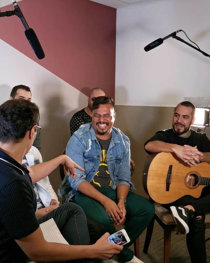 Sorriso Marotoのインスタグラム：「Ta rolando LIVE no Facebook da @carasbrasil! Vai lá no Story que tem o link direto. Vem ver, genteeee! 😀」