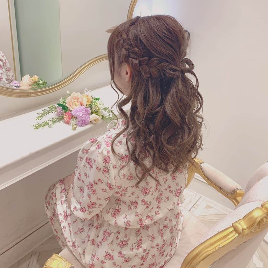 三村遙佳さんのインスタグラム写真 - (三村遙佳Instagram)「髪の毛可愛くしてもらったよ❤︎﻿ いつもありがとうございます♪﻿ ﻿ #エミリアウィズ #ヘアメ #ヘアメイク #美容室 #髪型 #ヘアセット #りぼんヘアー #編み込み #巻き髪 #三つ編み #model #サロモ #サロン #アレンジ #ヘアアレンジ」6月19日 3時25分 - mimuraharuka_1027