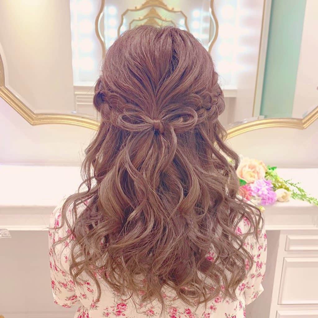 三村遙佳さんのインスタグラム写真 - (三村遙佳Instagram)「髪の毛可愛くしてもらったよ❤︎﻿ いつもありがとうございます♪﻿ ﻿ #エミリアウィズ #ヘアメ #ヘアメイク #美容室 #髪型 #ヘアセット #りぼんヘアー #編み込み #巻き髪 #三つ編み #model #サロモ #サロン #アレンジ #ヘアアレンジ」6月19日 3時25分 - mimuraharuka_1027