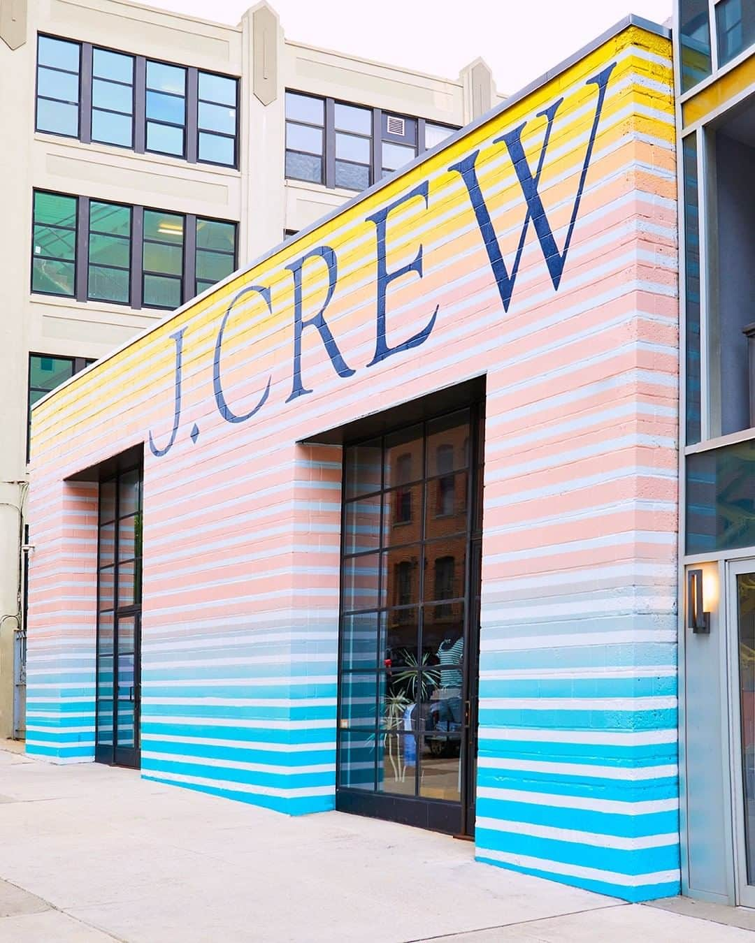 ジェイクルーさんのインスタグラム写真 - (ジェイクルーInstagram)「In NYC? 🗽We stripe-ified our Wythe Avenue store for an extra special #nationalstripesday block party this Friday, 6.21! See what’s happening in your store at the link in bio.」6月19日 3時35分 - jcrew