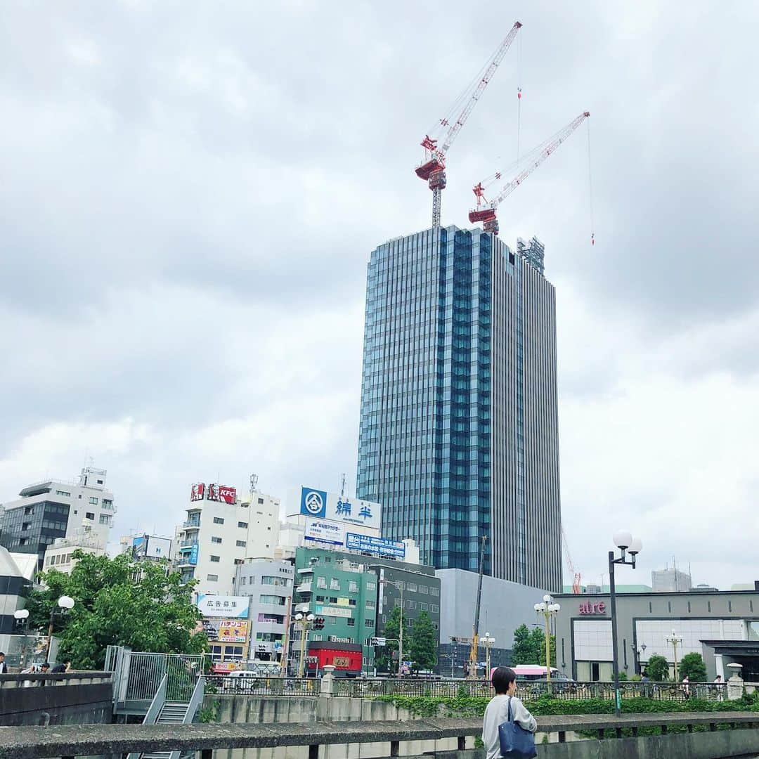 岡田育さんのインスタグラム写真 - (岡田育Instagram)「I revisited Yotsuya the cozy place we used to live; Just for saying “WHAT the hell are they building!?” 🚧🏗🤦🏻‍♀️ . . いやデカすぎるだろ。聞いてはいたけど。 . . #japan #tokyo #yotsuya #四谷 #四谷見附橋 #山の店デナリ仮営業してた」6月19日 3時36分 - okadaic