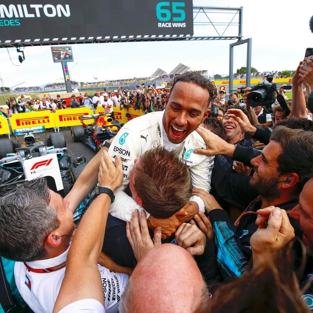 MERCEDES AMG PETRONASさんのインスタグラム写真 - (MERCEDES AMG PETRONASInstagram)「Nothing beats moments like this ♥️ Incredible memories of France 2018! 🙌 #DrivenByEachOther • #MercedesAMGF1 #Mercedes #F1 #LH44 #Team #FrenchGP #PETRONASmotorsport」6月19日 3時38分 - mercedesamgf1