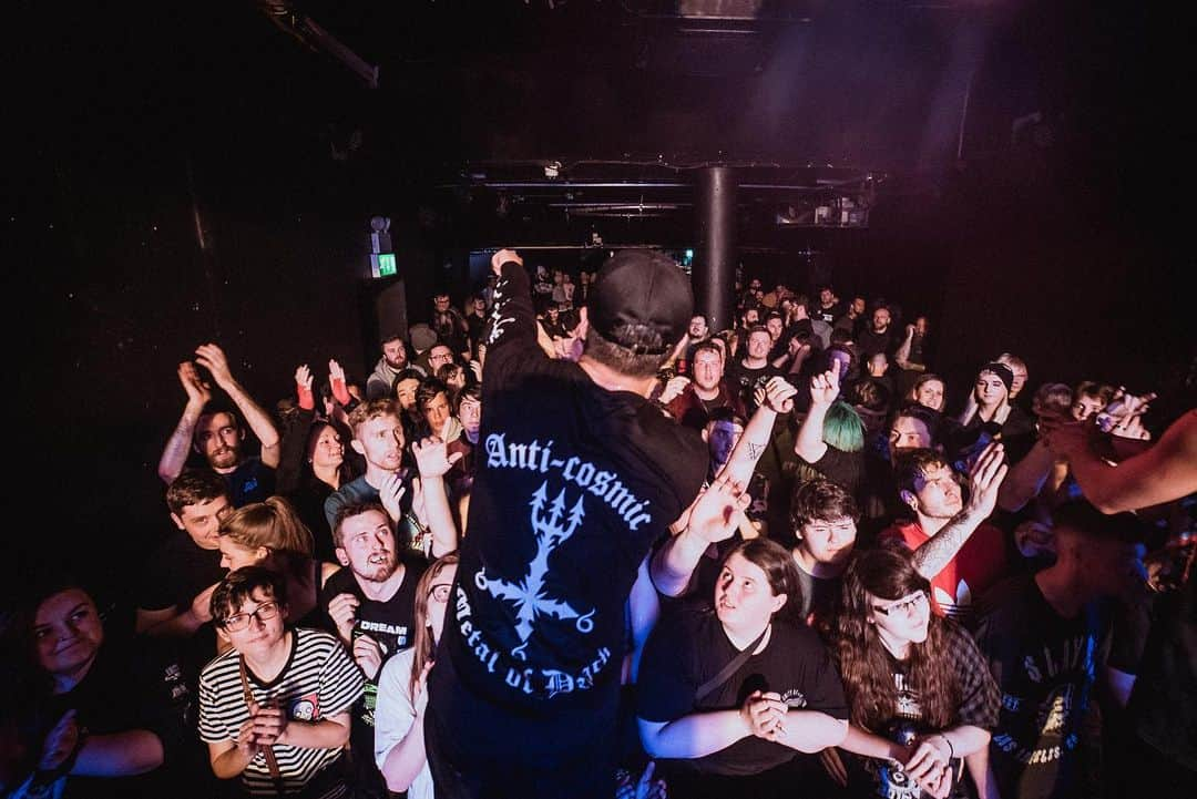 Crystal Lakeさんのインスタグラム写真 - (Crystal LakeInstagram)「Thank you Dublin, Ireland last night 🇮🇪 You guys were BLAST!! We’ll be back soon!  Thanks to having us @theamityaffliction! See you guys in Italy 🇮🇹 Photo: @johngyllhamn  #CrystalLake #Helix #WorldTour2019 #TheAmityAffliction」6月19日 3時40分 - crystallake777