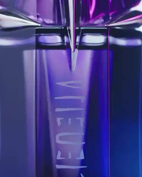 のインスタグラム：「Bring the light into your daily life with Mugler Alien. #MuglerAlien」