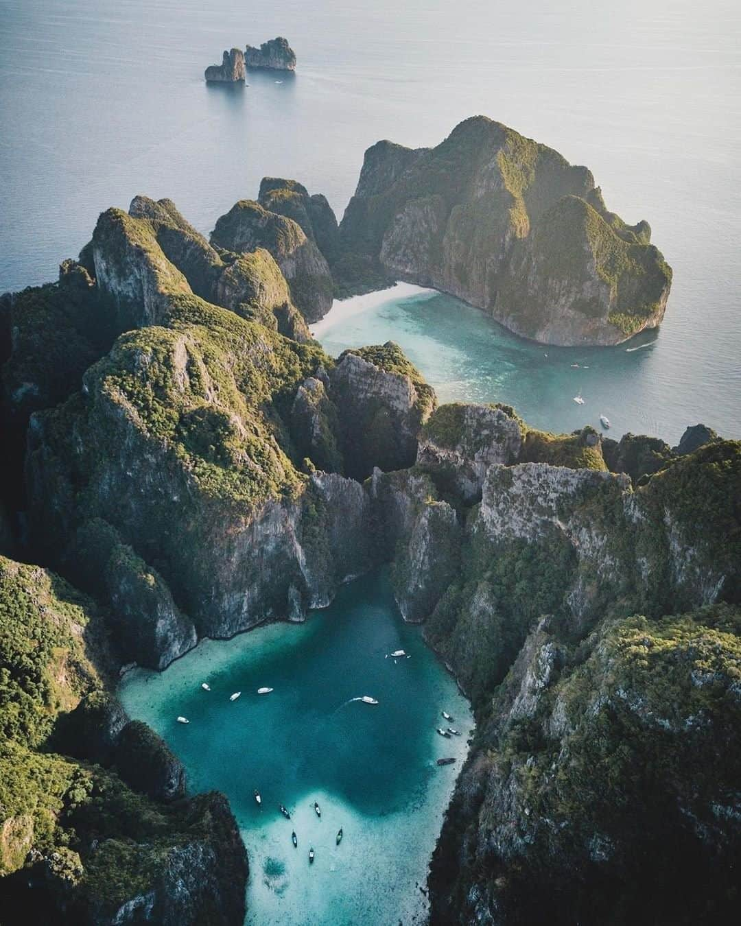 Travel + Leisureさんのインスタグラム写真 - (Travel + LeisureInstagram)「The Phi Phi Islands have the advantage of being remote but also easily accessible from Phuket, which is perfect if you’re planning a Southeast Asian honeymoon. Get our list of 14 under-the-radar islands for the ultimate romantic honeymoon at the link in bio! #tlpicks courtesy of @bettina___h」6月19日 3時55分 - travelandleisure