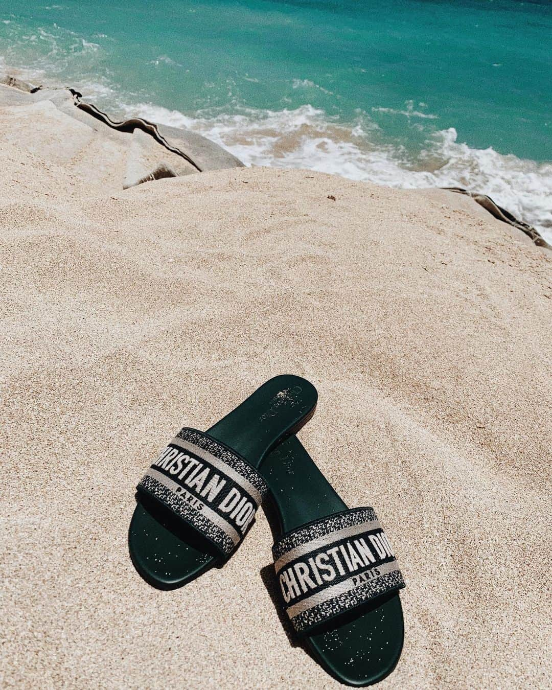 クリッセル・リムさんのインスタグラム写真 - (クリッセル・リムInstagram)「ALOHA 🌊 breaking in my new @dior slides」6月19日 3時55分 - chrisellelim