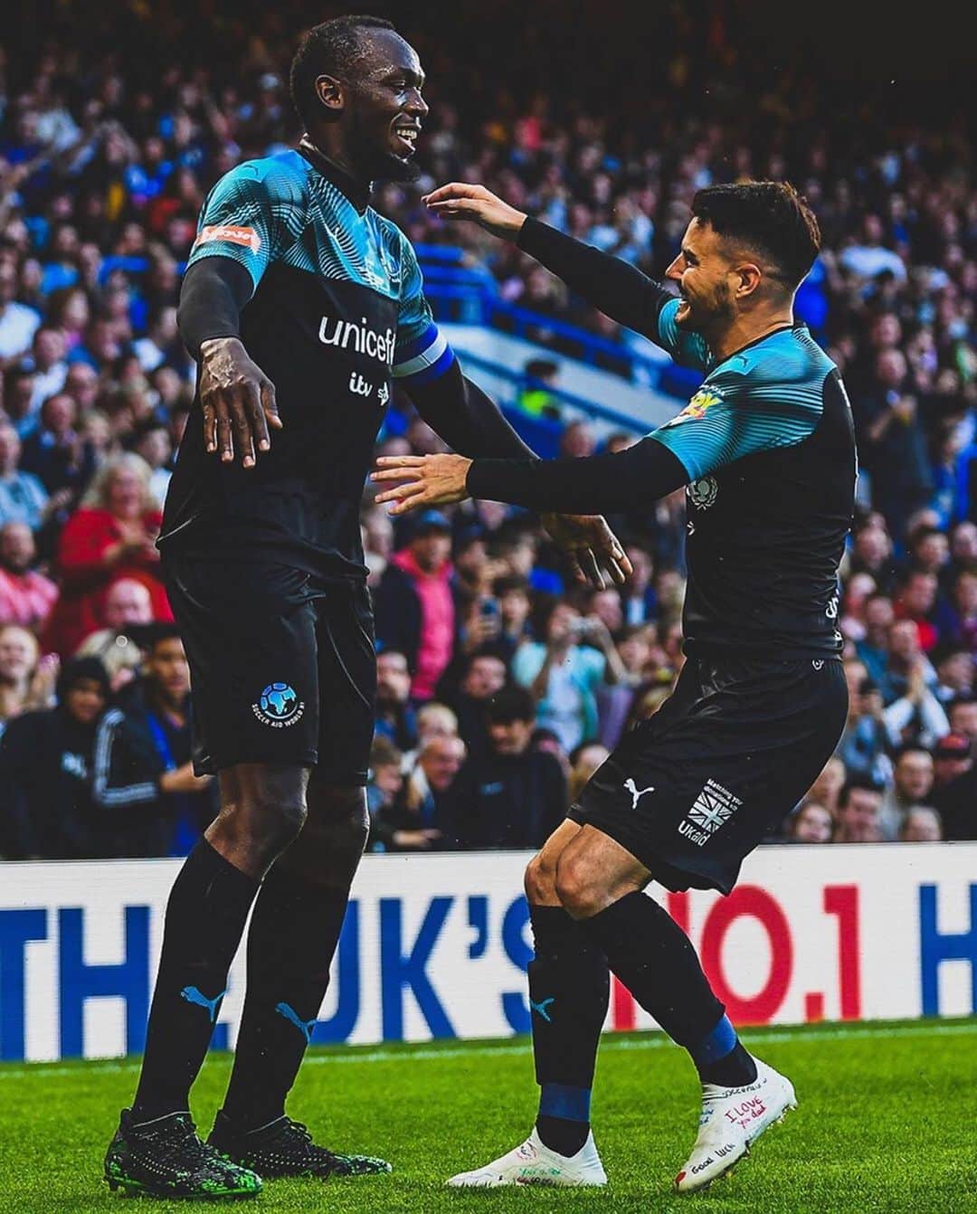 F2Freestylersのインスタグラム：「If you could play with one sporting legend who would it be? __________ . Memories to last a lifetime from @socceraid 🙏🏼🙏🏽」