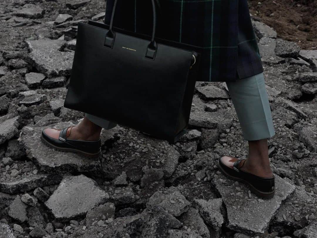 ウォントのインスタグラム：「Refined pairings are well-formed by deep and stark shades—seen in our complementing new Dresden tote and Marcos lug-sole loafer. Shop the new collection, link in bio. — #wantlesessentiels #accessories #essentials #newarrivals」