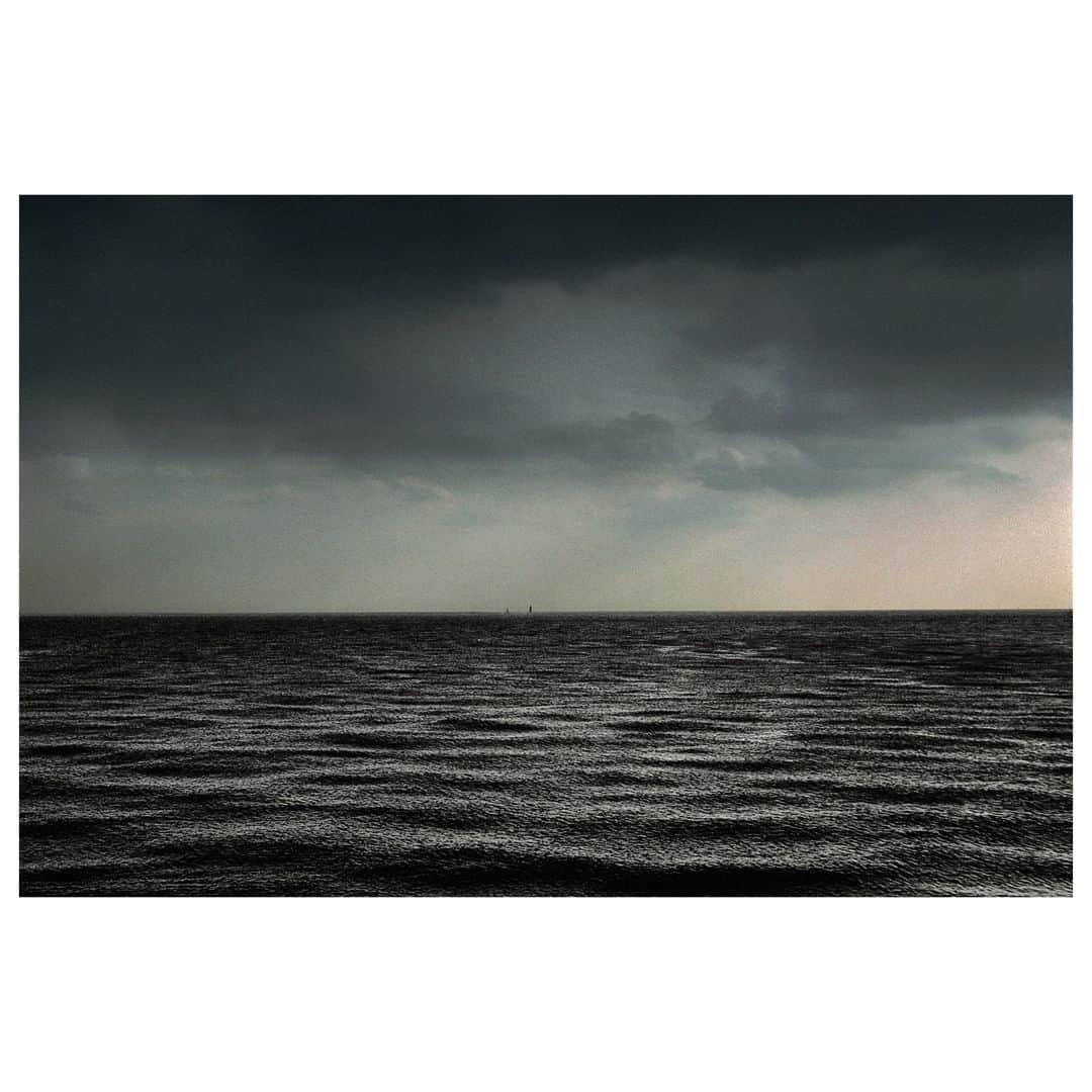 Magnum Photosさんのインスタグラム写真 - (Magnum PhotosInstagram)「Harry Gruyaert's 'Rivages' is opening in Bordeaux this Thursday, as part of a new cultural season in the city. Sixty exceptional prints from Gruyaert's study of where land meets water, will be on show at the Bordeaux Underwater Base from June 20 to September 25. . This show is coupled with an original photographic commission of 20 images made by Harry Gruyaert during a residency in Bordeaux and on the territory, in which the photographer explores the intimate link between the Gironde capital and the coast. This photographic series is presented at Arrêt sur l’Image Gallery from Saturday, June 22 until August 20. . For more information, please visit magnumphotos.com/events/. . PHOTO: Baie des Anges. Nice, France. 2005. . © #HarryGruyaert/#MagnumPhotos . @libertebordeaux2019」6月19日 4時01分 - magnumphotos