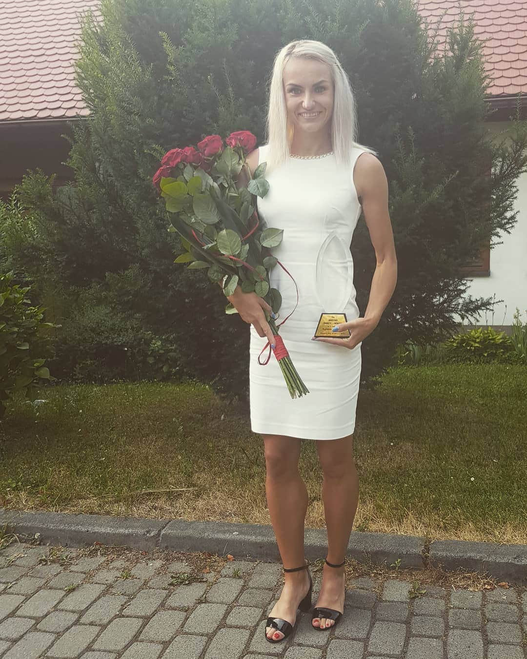 ユスティナ・シュエンテさんのインスタグラム写真 - (ユスティナ・シュエンテInstagram)「Nagroda Prezydenta Miasta Katowice ☺  #award #president #city #katowice #roses #redroses #dress #whitedress #heels #blackheels #happy #smile #nature #azsawfkatowice #awfkatowice #klubmistrzow」6月19日 4時04分 - justyna.swiety.ersetic