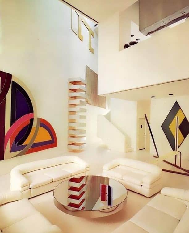 Meganさんのインスタグラム写真 - (MeganInstagram)「'80s living room with artwork by Frank Stella⠀ ⠀ #frankstella #interiordesign #art #color #abstractpainting」6月19日 4時15分 - zanzan_domus