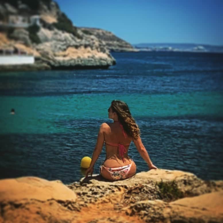 ニッキー・サンダーソンさんのインスタグラム写真 - (ニッキー・サンダーソンInstagram)「Looking back on yesterday.... 🥺...remembering that I was drinking beer on the beach 😩 #postholidayblues #bikini #cliff #sea #sun #bikini #pose」6月19日 4時26分 - niknaksanderson