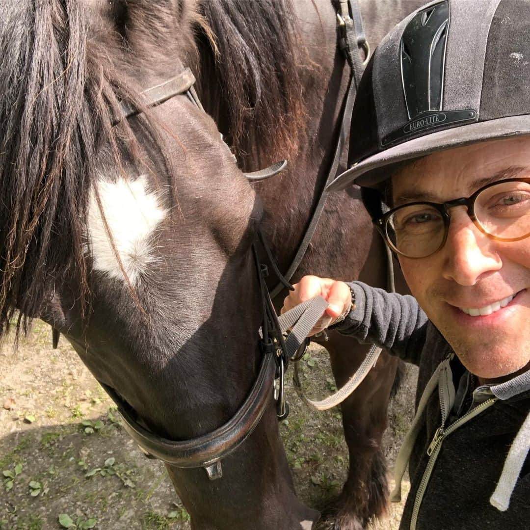 ダン・ブカティンスキーさんのインスタグラム写真 - (ダン・ブカティンスキーInstagram)「My horse, Jocko.  Who says bangs are no longer in?  #dunany」6月19日 4時17分 - danbucatinsky