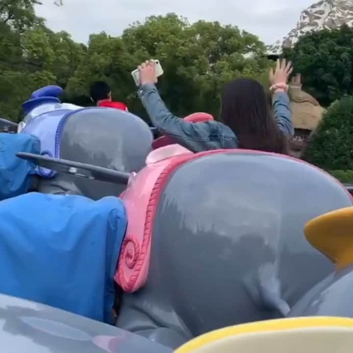 ランドリー・ベンダーのインスタグラム：「7 year old gets to ride the pink dumbo by herself for the first time」