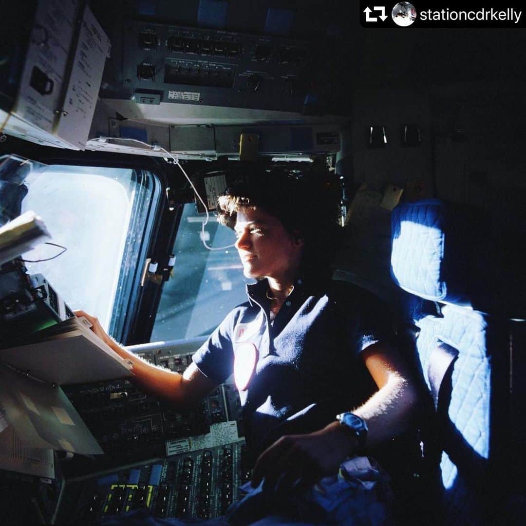 メリッサ・ジョーン・ハートさんのインスタグラム写真 - (メリッサ・ジョーン・ハートInstagram)「#repost @stationcdrkelly ・・・ 36 years ago today, Dr. Sally Ride became the 1st American woman in space. Her persistence in pursuit, passion and dedication to #STEM still empowers girls & women around the world today. We remember her trailblazing work and strive to further the future she envisioned. #SallyRide #nasa #womenempoweringwomen」6月19日 4時20分 - melissajoanhart