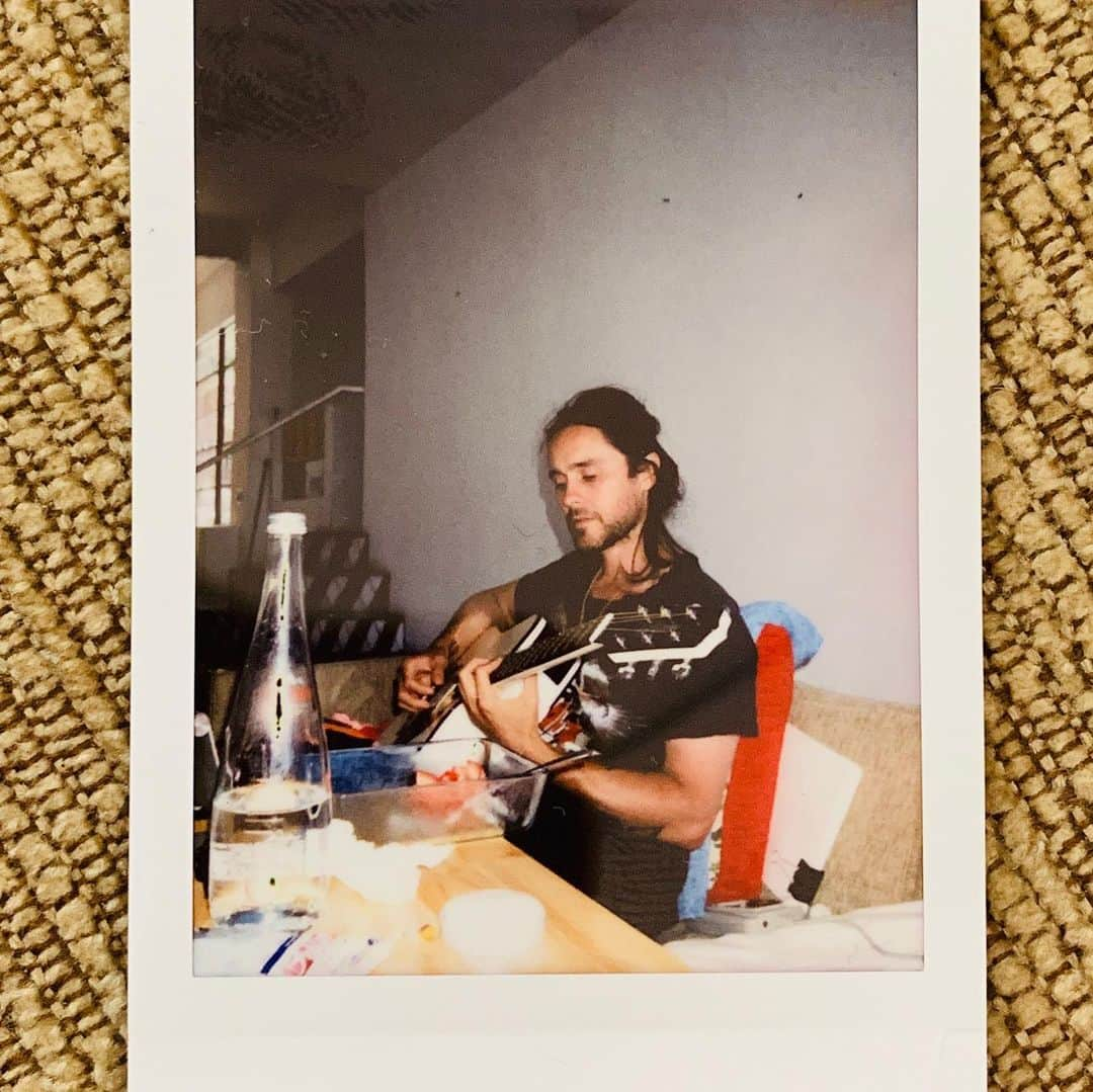 ジャレッド・レトさんのインスタグラム写真 - (ジャレッド・レトInstagram)「Warmin up for tour 🎸❤️」6月19日 4時24分 - jaredleto