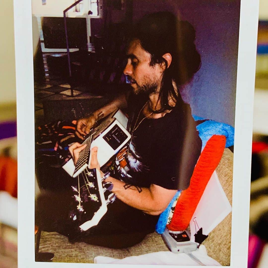 ジャレッド・レトさんのインスタグラム写真 - (ジャレッド・レトInstagram)「Warmin up for tour 🎸❤️」6月19日 4時24分 - jaredleto