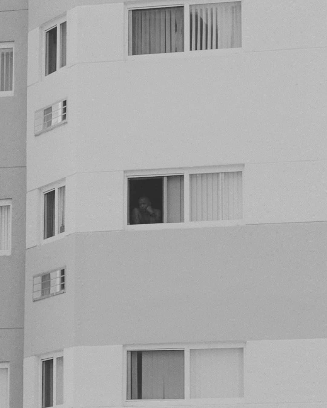 エレオノーラ・カリシさんのインスタグラム写真 - (エレオノーラ・カリシInstagram)「I took this photo just over a month ago when I was in Miami.  really collects some thoughts that I have myself, in fact both we found ourselves there on the balcony at sunset, bare from the heat and looking into the void between the dreamy and the thoughtful.  I spied it.  he completely in the dark, invisible almost by the color of his skin, not caring that anyone could see this intimacy.  but for a moment I decided to steal it to make it mine. @emotivamentescossa #emotivamentescossa #leicacameraitalia ➿」6月19日 4時30分 - eleonoracarisi