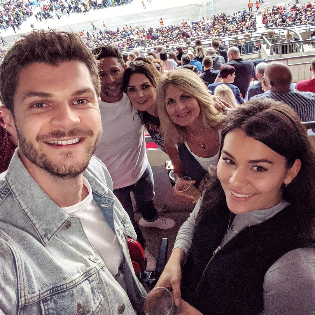 ジム・チャップマンさんのインスタグラム写真 - (ジム・チャップマンInstagram)「Family outing to see Fleetwood Mac with @sarah.tarleton @mummy_judy @nicolachapman & @hasteskitchen 🎸🎤🥁🎹」6月19日 4時31分 - jimchapman