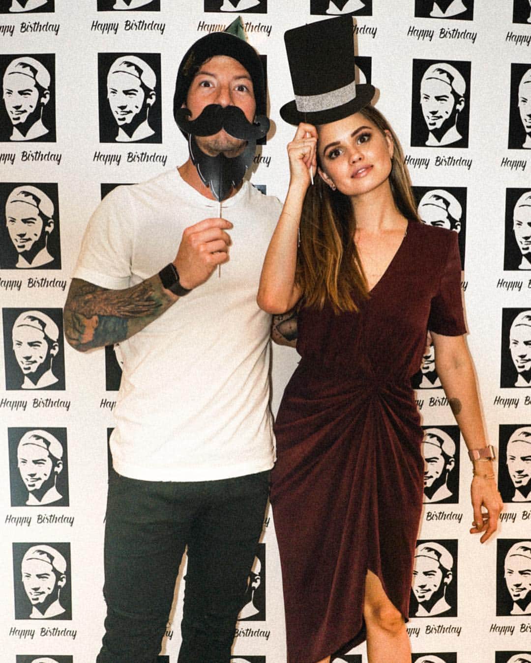 デビー・ライアンのインスタグラム：「last year I threw a surprise party with all his family and friends. jordan and I had a secret shared note file for the logistics  it was so fun and this year’s surprise is that I will honor his discomfort with excessive attn by ignoring him all day starting now」