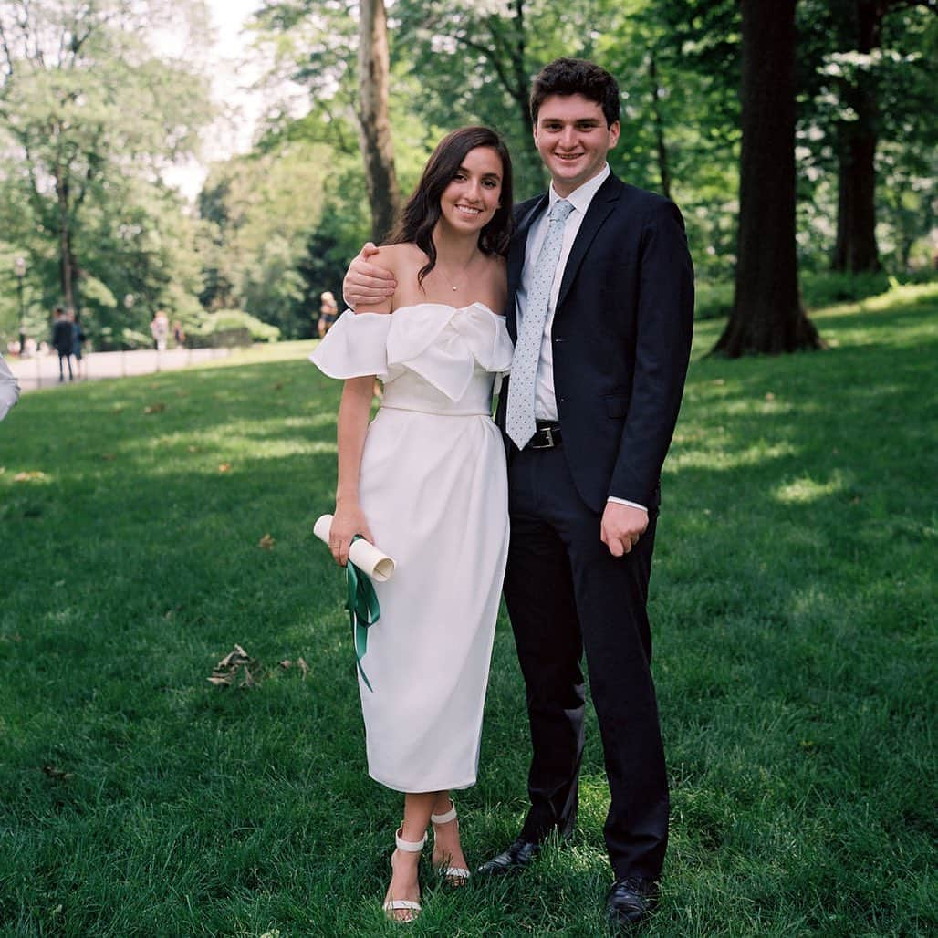 ジェシカ・サインフェルドさんのインスタグラム写真 - (ジェシカ・サインフェルドInstagram)「Our friend forever @johndolanphotog shows up on graduation day to make sure we have keepsakes from this very special day. There is no one better than you, JD. ❤️」6月19日 4時41分 - jessseinfeld