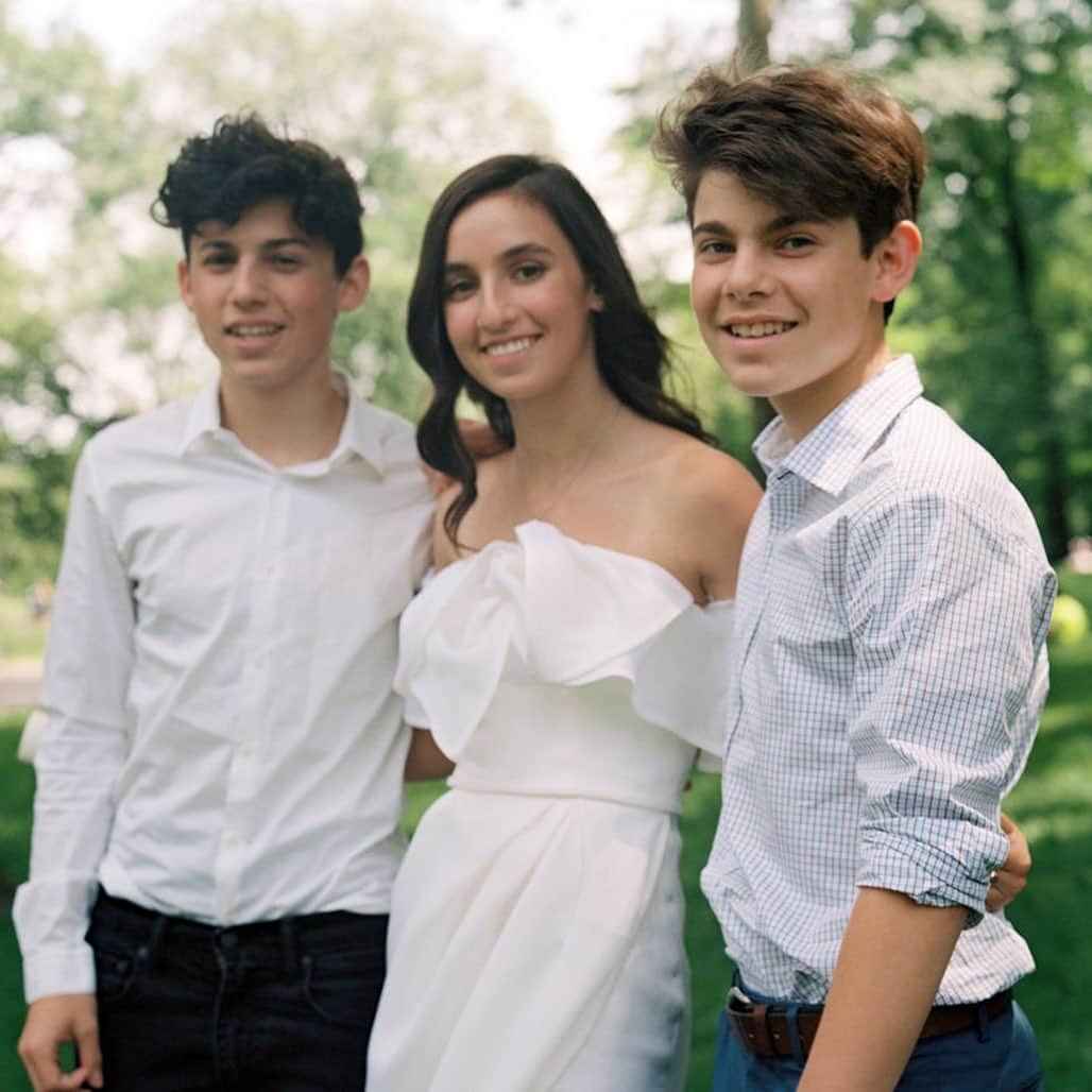 ジェシカ・サインフェルドさんのインスタグラム写真 - (ジェシカ・サインフェルドInstagram)「Our friend forever @johndolanphotog shows up on graduation day to make sure we have keepsakes from this very special day. There is no one better than you, JD. ❤️」6月19日 4時41分 - jessseinfeld