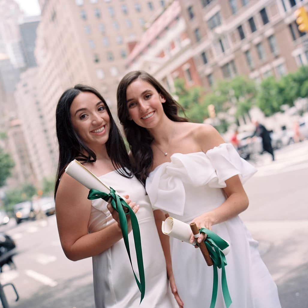 ジェシカ・サインフェルドさんのインスタグラム写真 - (ジェシカ・サインフェルドInstagram)「Our friend forever @johndolanphotog shows up on graduation day to make sure we have keepsakes from this very special day. There is no one better than you, JD. ❤️」6月19日 4時41分 - jessseinfeld