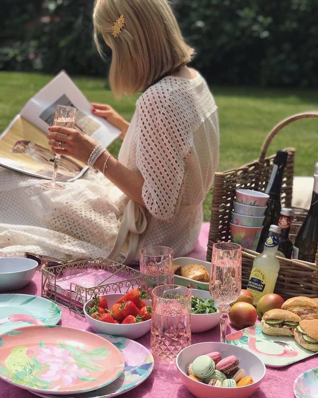 ローラアシュレイのインスタグラム：「It’s #InternationalPicnicDay and we Brits love a picnic 🍉 No matter what the British weather throws our way, we stop at nothing to enjoy eating al fresco. Take on the great outdoors in style with our vibrant range of picnic essentials. 📷 by @welliesandchampagne」