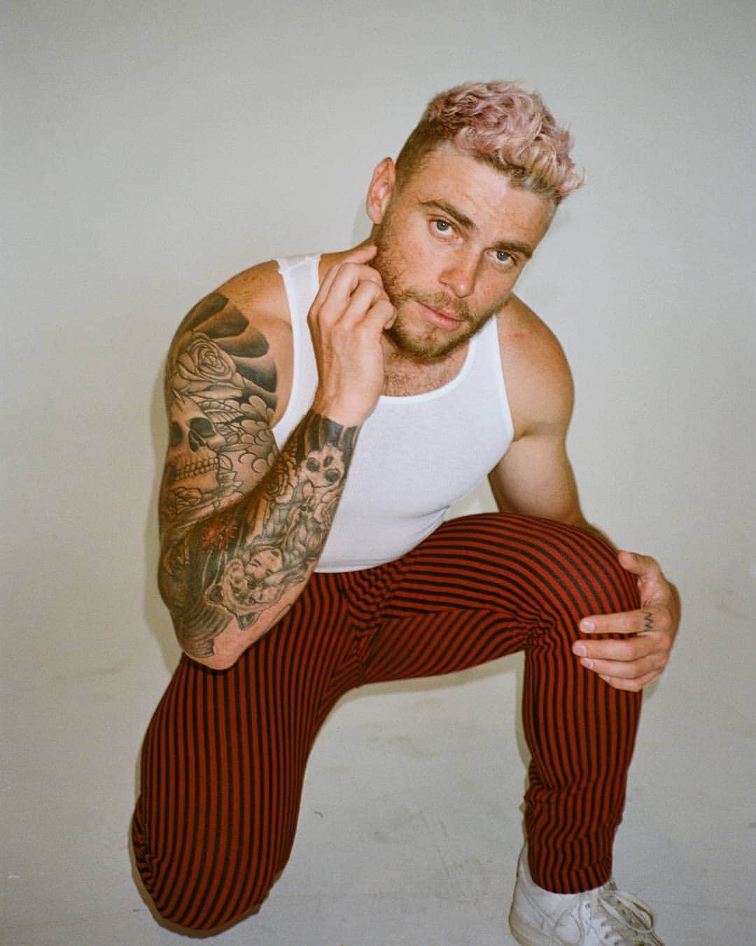ガス・ケンワージーのインスタグラム：「A month or so ago, I did a little shoot for one of my all-time favorite publications where I tried on 15 pairs of jeans in 15 minutes (countless jeans over the course of several hours). Then, in true Burn Book fashion, I cut out the pictures and wrote comments on them. "Gus Kenworthy is a grotsky little byotch." Still true. Oh, I got to introduce the table of contents too! Check out the newest issue of @interviewmag on newsstands now! 👖」