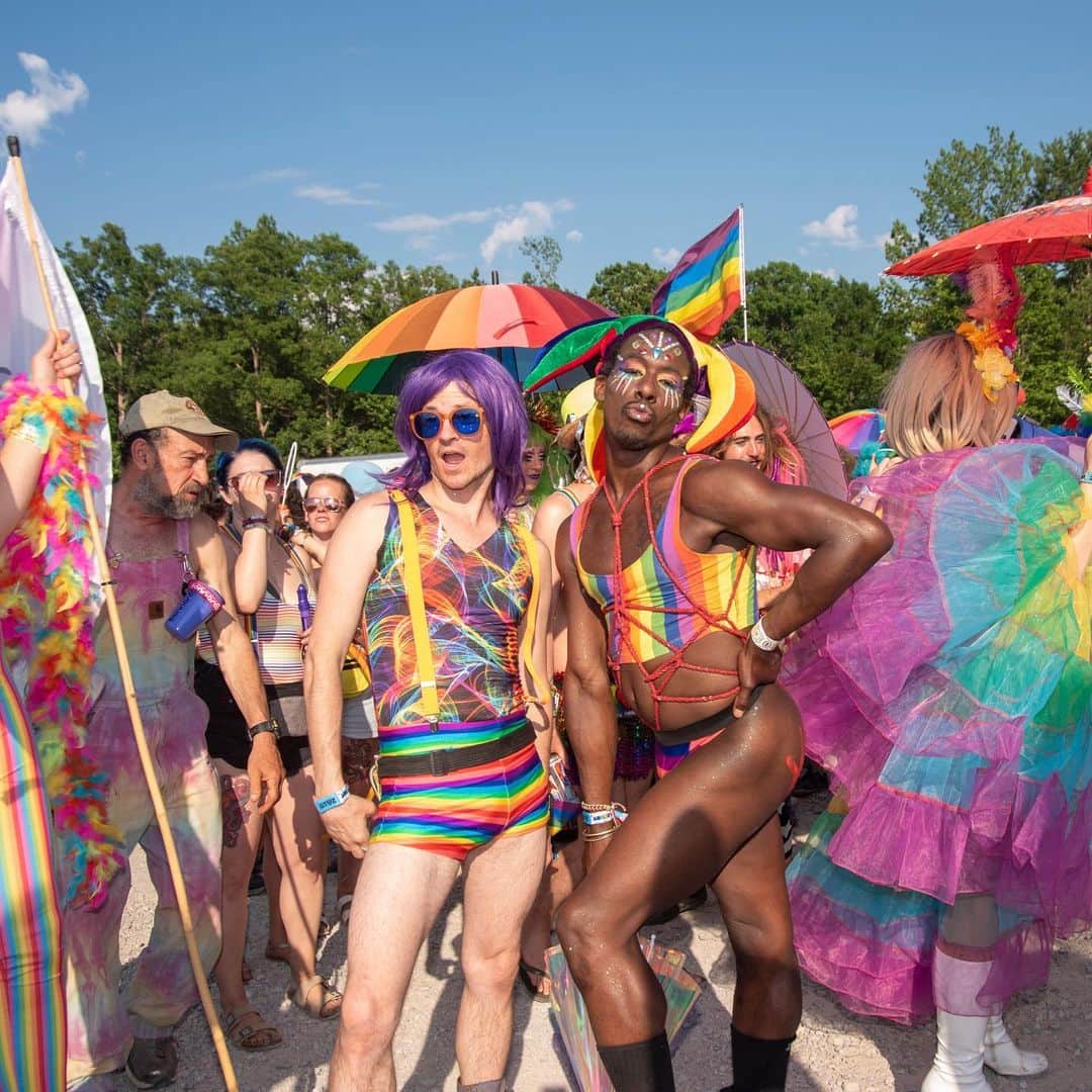 Nylon Magazineさんのインスタグラム写真 - (Nylon MagazineInstagram)「At #Bonnaroo, we had so much fun hitting up its first-ever #Pride parade, @yelyahwilliams’ Sanctuary of Self Love, and She Roo, its women-only camping area 📸 @lindseybyrnes」6月19日 5時27分 - nylonmag