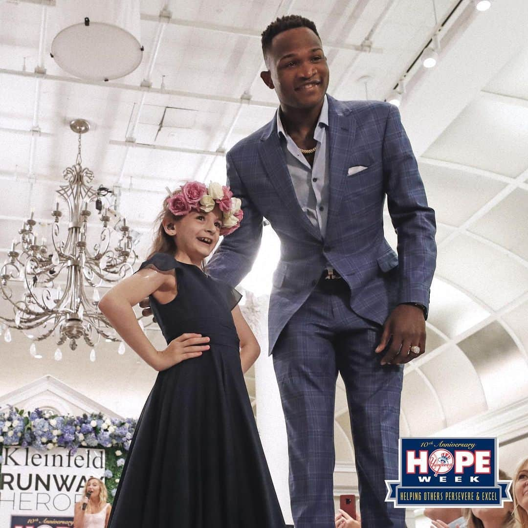 ニューヨーク・ヤンキースさんのインスタグラム写真 - (ニューヨーク・ヤンキースInstagram)「Today's #HOPEWeek honoree was @runwayheroes, which works with top fashion brands to put on runway shows featuring pediatric cancer patients. Some of our guys escorted these fighters down the runway today at @kleinfeldbridal for an unbelievable show.」6月19日 5時21分 - yankees