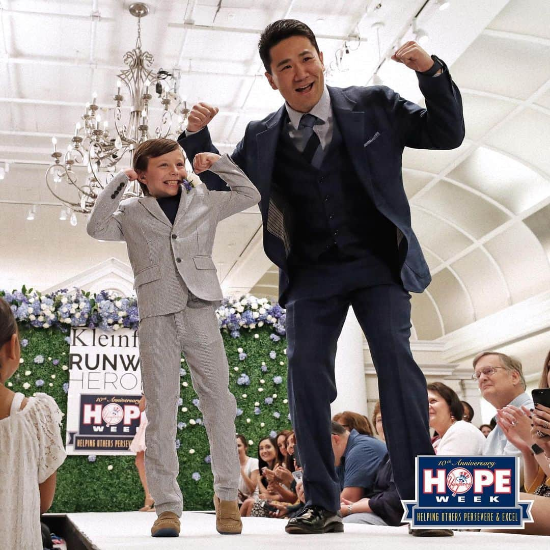 ニューヨーク・ヤンキースさんのインスタグラム写真 - (ニューヨーク・ヤンキースInstagram)「Today's #HOPEWeek honoree was @runwayheroes, which works with top fashion brands to put on runway shows featuring pediatric cancer patients. Some of our guys escorted these fighters down the runway today at @kleinfeldbridal for an unbelievable show.」6月19日 5時21分 - yankees