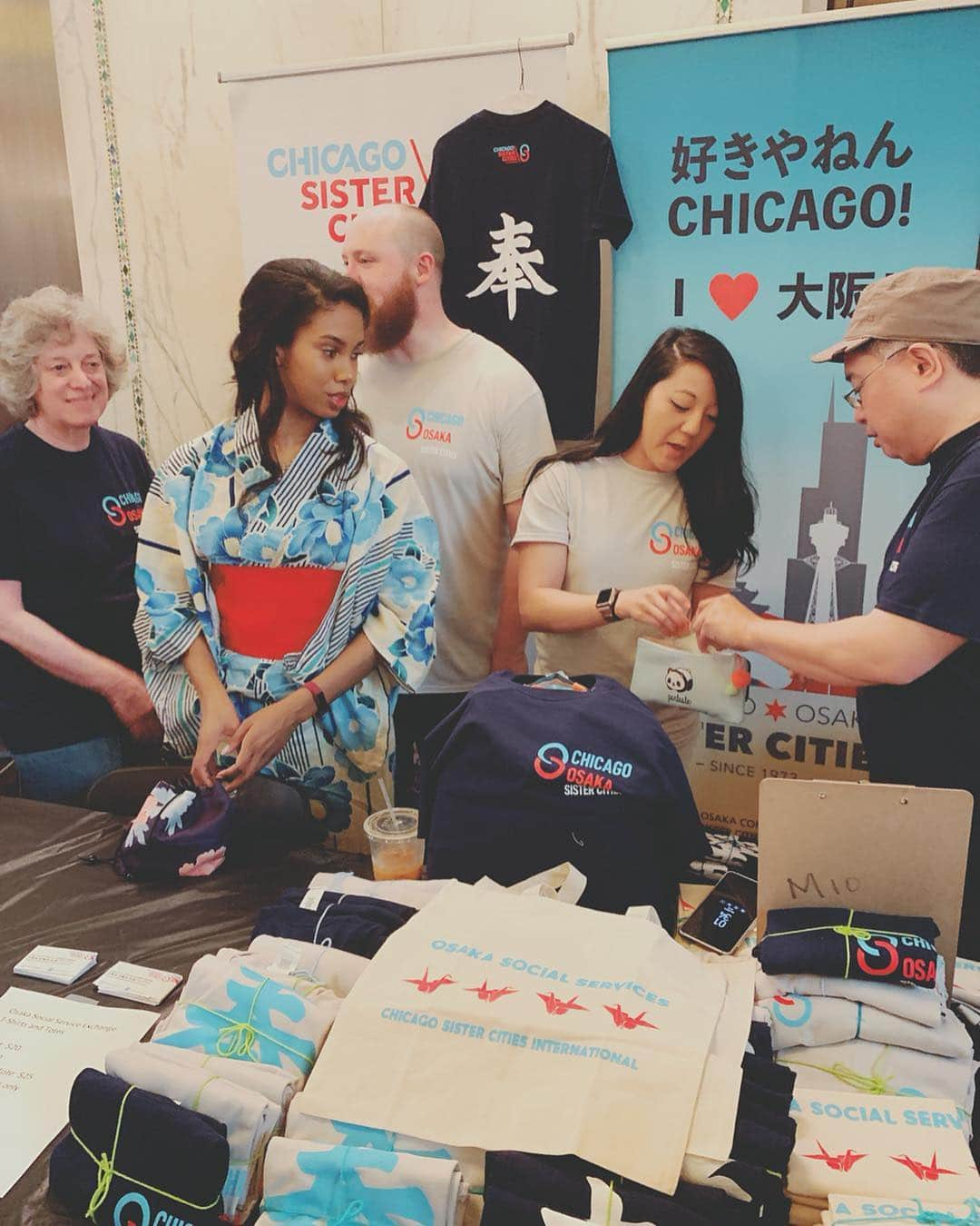 早川茉希さんのインスタグラム写真 - (早川茉希Instagram)「【Japan Festival Chicago🇯🇵】 ・ 先週末、Millennium ParkとCultural Centerで 開かれたJapan Festival👘  日本が大好きなお友達と行ってきました😊🇯🇵 会場には驚くほど日本人が沢山集まっていて お友達や前の学校の講師にも会えた💓  子どもたちの太鼓パフォーマンスショーがあったり 日本食の屋台が出ていたりして、 大好きなお祭り気分を味わえました😍  ティファニードームのあるCultural Centerでは、 カナダ出身の落語家#桂三輝 さんが落語を披露！ はるな愛さんは、ちょうど終わってて見られず残念😂  #japan #japanfestivalchicago #milleniumpark #culturalcenter #chicago #chicagodowntown #matsuri #rakugo #桂サンシャイン #シカゴ #シカゴ生活 #この時期は屋外イベントがたくさん #だんだん麺食べた #お祭り好き #アメリカ暮らし #日本を感じられる場所 #駐在妻さんと仲良くなりたい」6月19日 5時24分 - maki_hayakawa