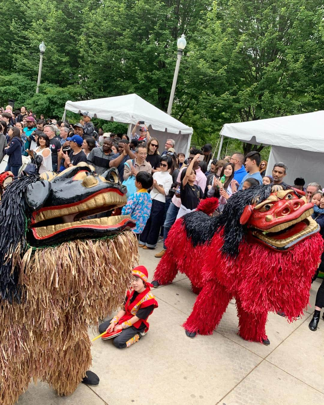 早川茉希さんのインスタグラム写真 - (早川茉希Instagram)「【Japan Festival Chicago🇯🇵】 ・ 先週末、Millennium ParkとCultural Centerで 開かれたJapan Festival👘  日本が大好きなお友達と行ってきました😊🇯🇵 会場には驚くほど日本人が沢山集まっていて お友達や前の学校の講師にも会えた💓  子どもたちの太鼓パフォーマンスショーがあったり 日本食の屋台が出ていたりして、 大好きなお祭り気分を味わえました😍  ティファニードームのあるCultural Centerでは、 カナダ出身の落語家#桂三輝 さんが落語を披露！ はるな愛さんは、ちょうど終わってて見られず残念😂  #japan #japanfestivalchicago #milleniumpark #culturalcenter #chicago #chicagodowntown #matsuri #rakugo #桂サンシャイン #シカゴ #シカゴ生活 #この時期は屋外イベントがたくさん #だんだん麺食べた #お祭り好き #アメリカ暮らし #日本を感じられる場所 #駐在妻さんと仲良くなりたい」6月19日 5時24分 - maki_hayakawa