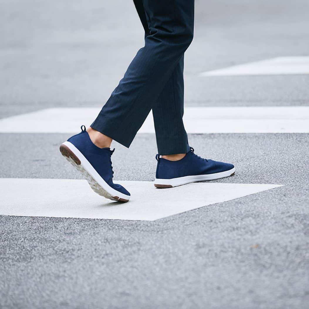 ペリーエリスのインスタグラム：「On the move. Tap to shop. #PerryEllis #LifeReadySince1976」